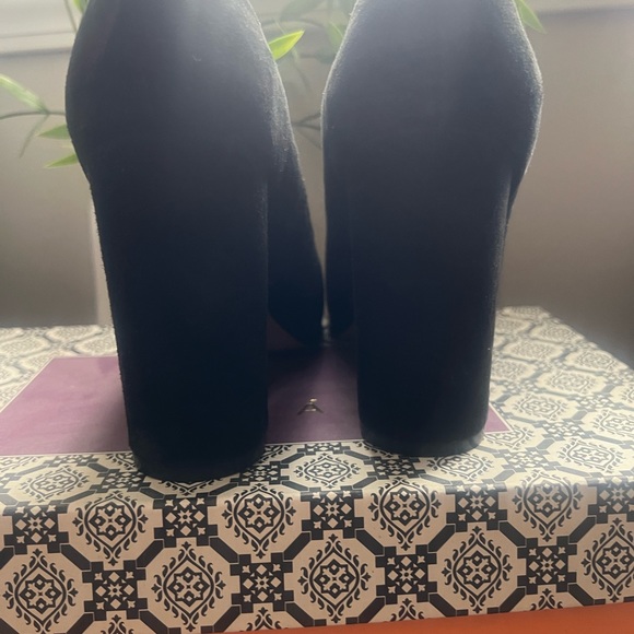 Isola Black Suede Block Heel Pump New in Box - Picture 3 of 11